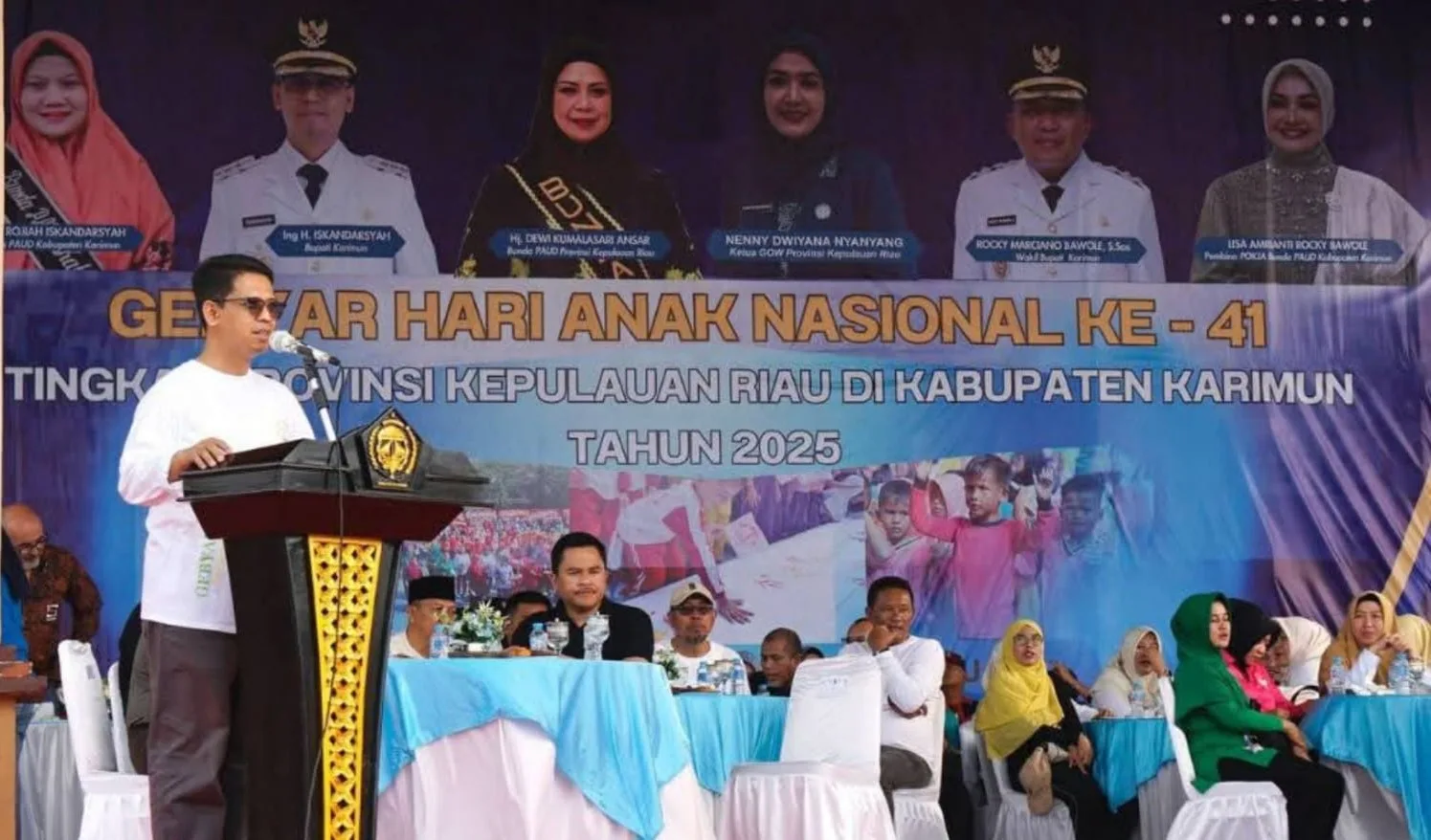 Bupati Karimun, Iskandarsyah memberikan sambutan dalam kegiatan Gebyar Hari Anak Nasional ke-41 Provinsi Kepri di Coastal Area | Foto: Ami