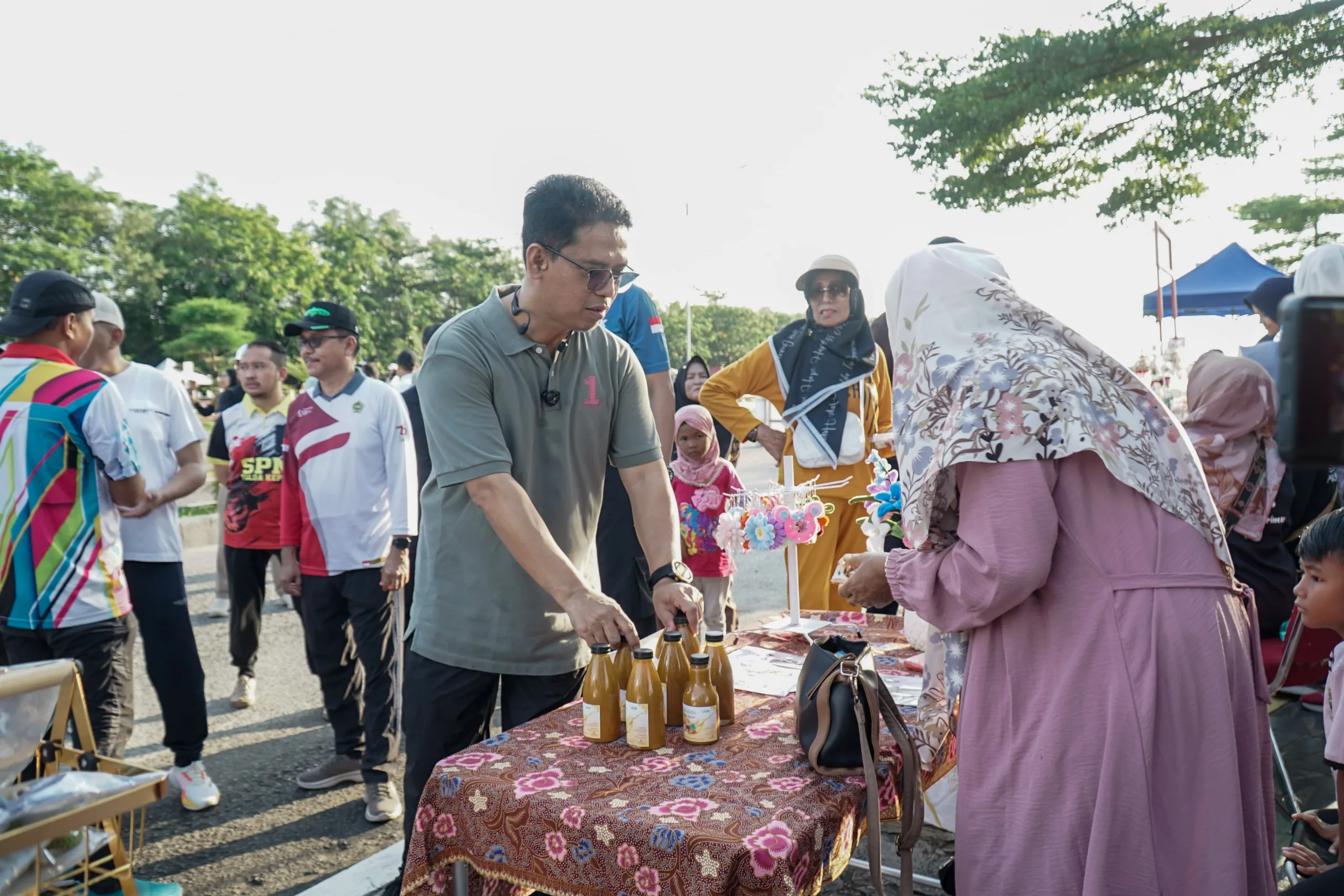 Bupati Karimun, Iskandarsyah meninjau stand pelaku Usaha Mikro Kecil dan Menengah yang turut meramaikan kegiatan Car Free Day di Coastal Area | Foto: Ami