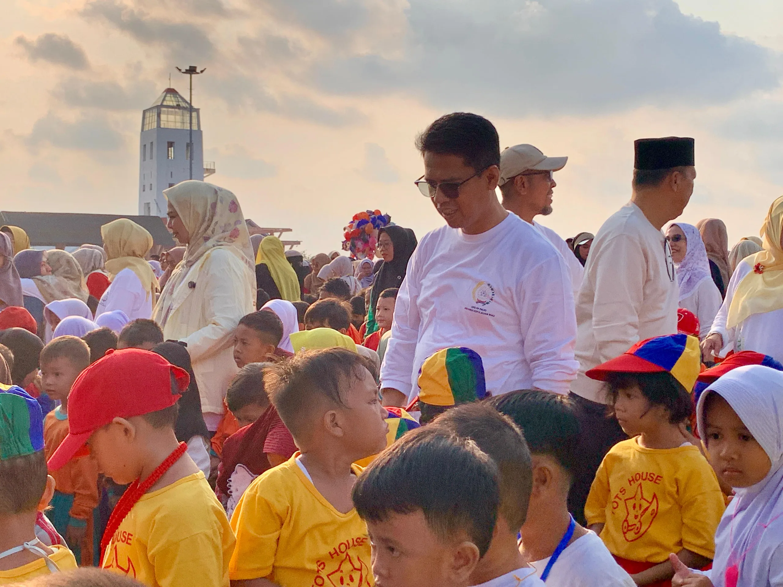 Bupati Karimun, Iskandarsyah berbaur dengan para anak sebagai wujud kedekatan dan kepedulian Pemerintah Kabupaten Karimun terhadap pertumbuhan anak | Foto: Ami