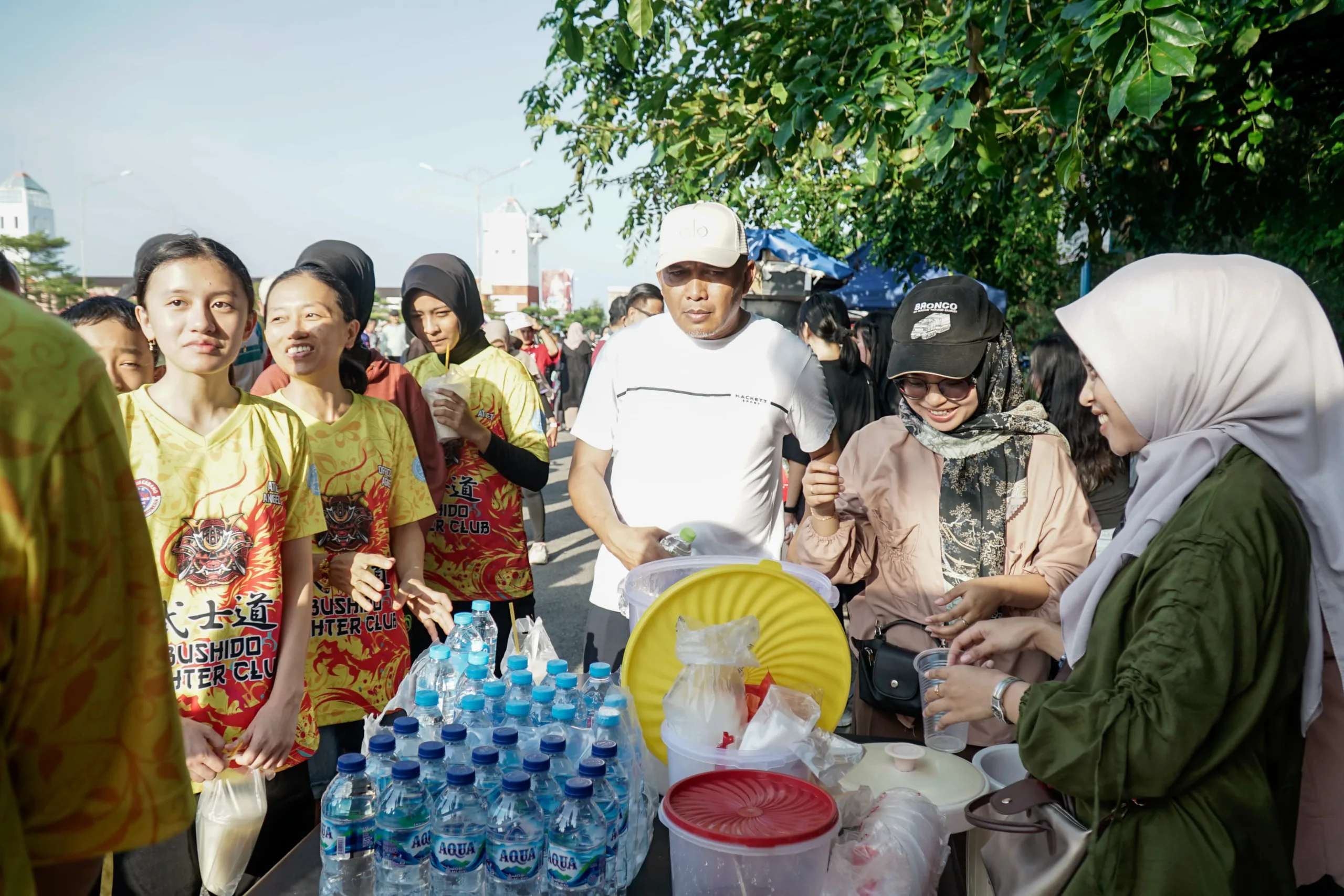 Wakil Bupati Karimun, Rocky Marciano Bawole meninjau stand pelaku Usaha Mikro Kecil dan Menengah yang turut meramaikan kegiatan Car Free Day di Coastal Area | Foto: Ami