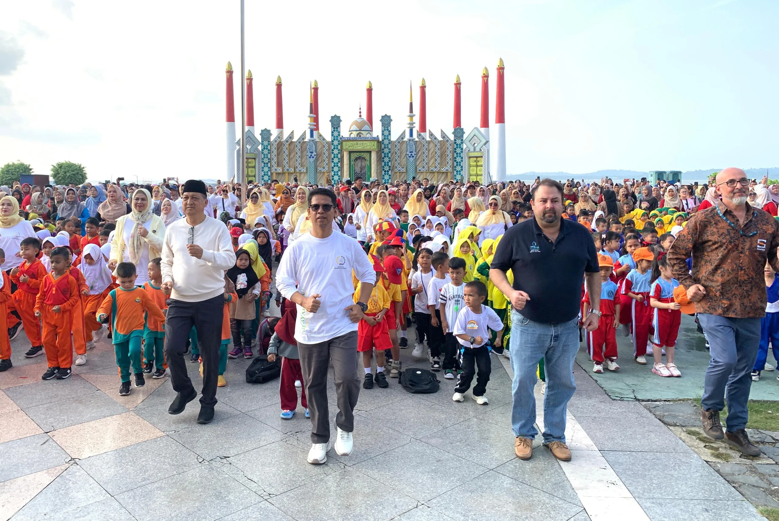 Bupati Karimun, Iskandarsyah senam bersama para anak di Coastal Area, dalam rangka peringatan Hari Anak Nasional ke-41 Provinsi Kepri | Foto: Ami