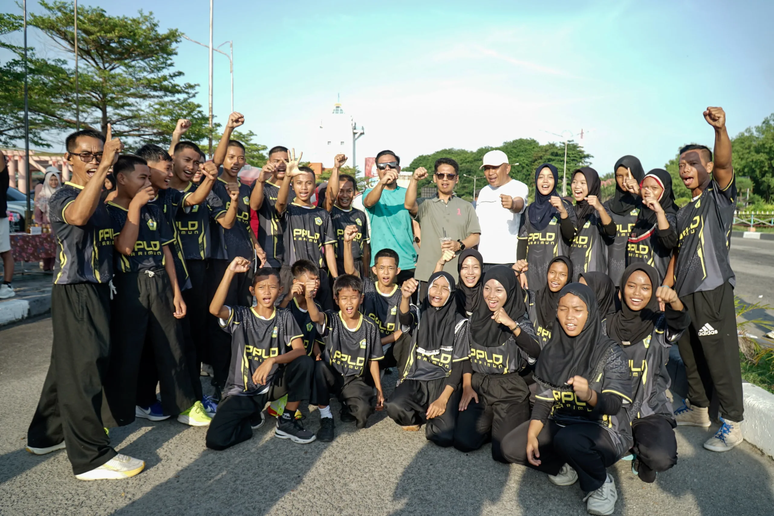 Bupati Karimun, Iskandarsyah dan Wakil Bupati Karimun, Rocky Marciano Bawole foto bersama para pelajar yang hadir dalam kegiatan Car Free Day di Coastal Area | Foto: Ami