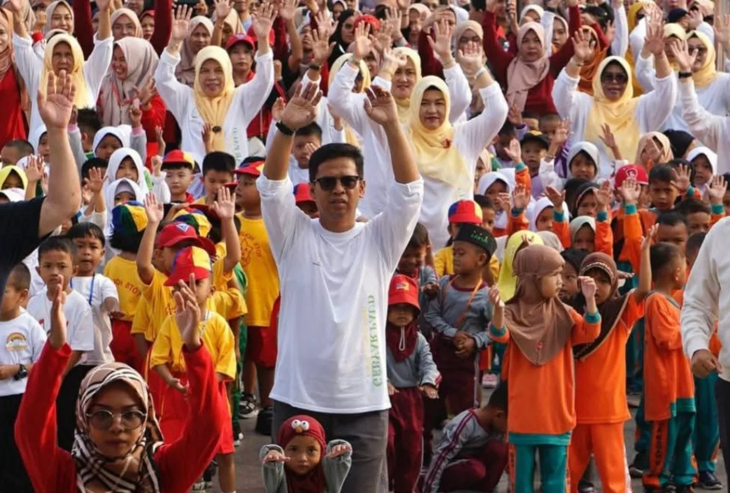 Bupati Karimun, Iskandarsyah senam bersama para anak di Coastal Area, dalam rangka peringatan Hari Anak Nasional ke-41 Provinsi Kepri | Foto: Ami