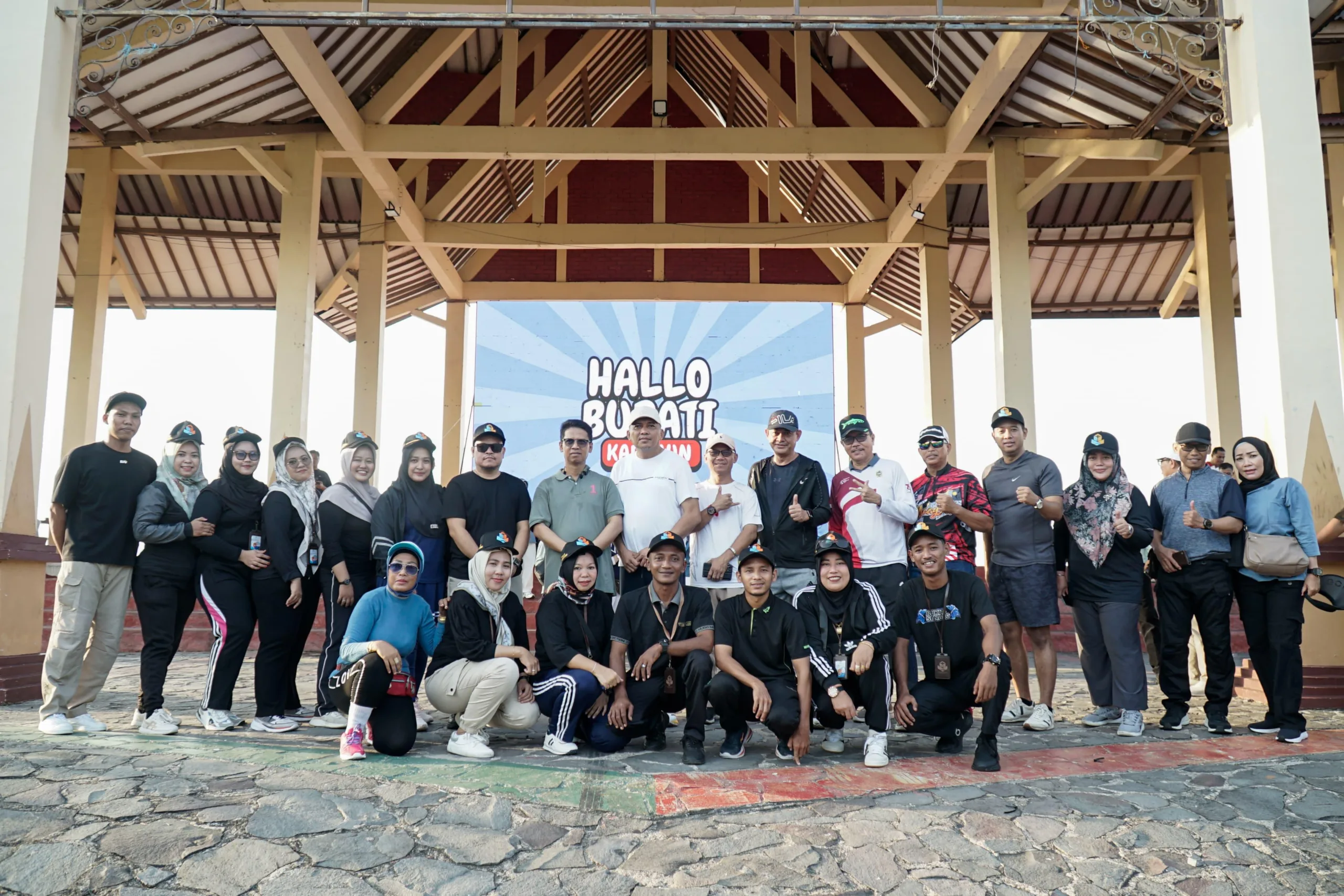 Bupati Karimun, Iskandarsyah dan Wakil Bupati Karimun, Rocky Marciano Bawole foto bersama masyrakat usai melaunching aplikasi Halo Bupati Karimun di tengah kegiatan Car Free Day di Coastal Area | Foto: Ami