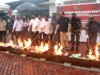 Kepala Kejaksaan Negeri Karimun, Priyambudi memimpin pemusnahan rokok ilegal dengan cara dibakar hingga menjadi abu | Foto: Ami