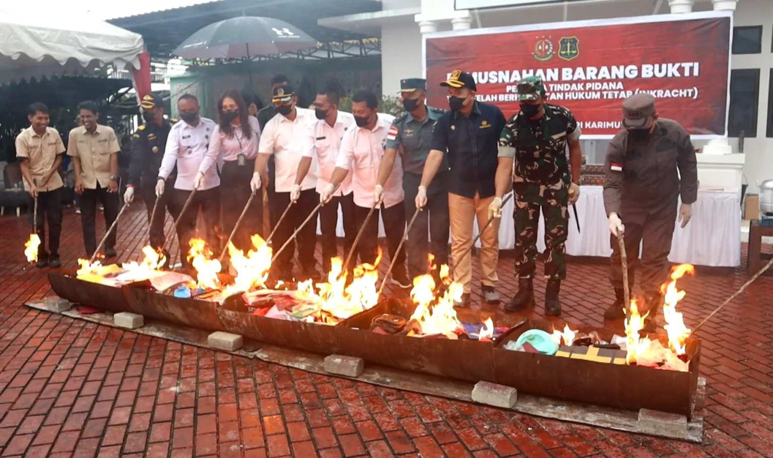 Kepala Kejaksaan Negeri Karimun, Priyambudi memimpin pemusnahan rokok ilegal dengan cara dibakar hingga menjadi abu | Foto: Ami
