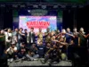 Kepala Bandara Raja Haji Abdullah Kabupaten Karimun, M. Subiat Wiranata Kusumah (tengah) foto bersama seluruh panitia Harhubnas Fair 2025, usai kegiatan penutupan | Foto: Ami