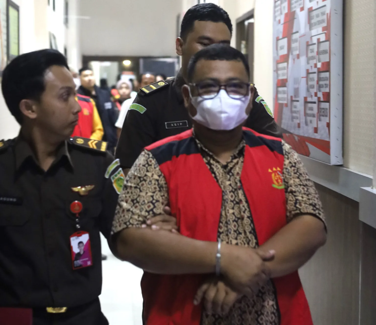 Kepala Desa Sugie berinisial M dan Koordinator Kelompok tanah inisial DJ ditetapkan sebagai tersangka dugaan korupsi penerbitan surat tanah oleh Kejaksaan Negeri Karimun | Foto: Ami