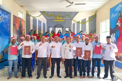 Kepala Rutan Kelas II B Tanjungbalai Karimun menyerahkan remisi kepada 13 warga binaan bertepatan dengan Hari Raya Natal 2025 | Foto: Kutipan/Humas Rutan Karimun