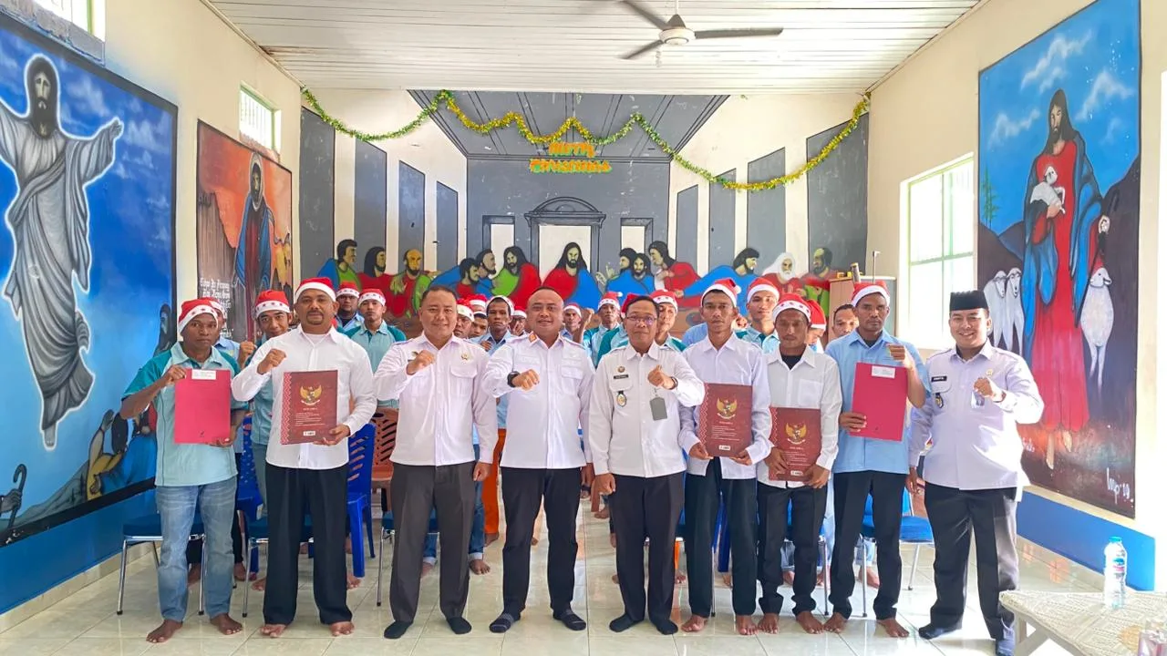 Kepala Rutan Kelas II B Tanjungbalai Karimun menyerahkan remisi kepada 13 warga binaan bertepatan dengan Hari Raya Natal 2025 | Foto: Kutipan/Humas Rutan Karimun