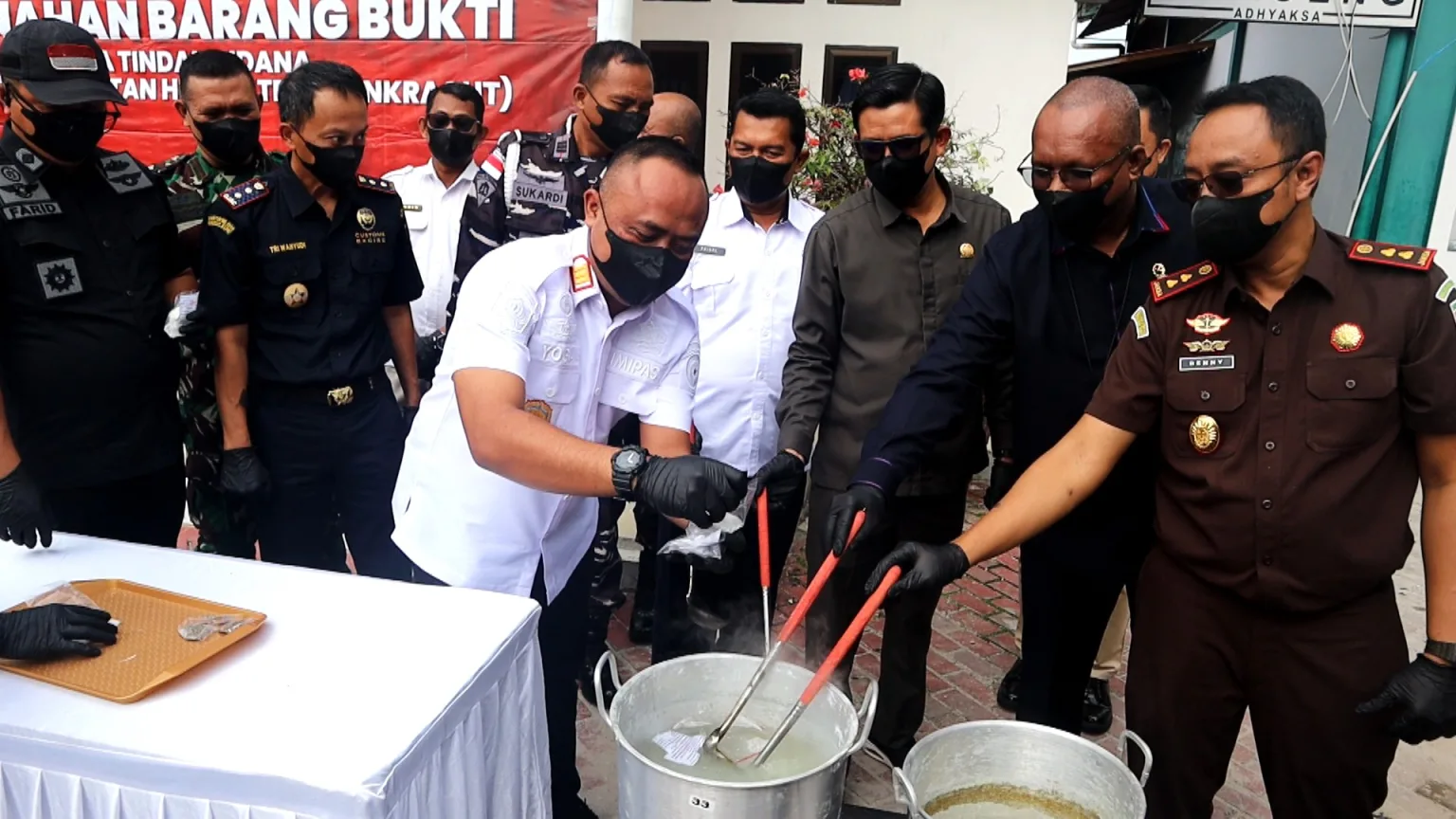 Kepala Kejaksaan Negeri Karimun, Denny Wicaksono (paling kanan) bersama sejumlah instansi terkait, memusnahkan barang bukti narkotika dengan cara direbus ke dalam air mendidih | Foto: Ami