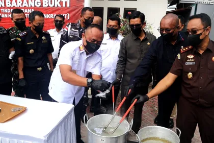 Kepala Kejaksaan Negeri Karimun, Denny Wicaksono (paling kanan) bersama sejumlah instansi terkait, memusnahkan barang bukti narkotika dengan cara direbus ke dalam air mendidih | Foto: Ami