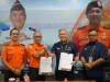 Kepala UPBU RHA, M. Subiat Wiranata Kusumah (tengah kanan), dan Kepala Basarnas Tanjungpinang, Fazzli (tengah kiri), menunjukkan dokumen Letter of Operational Coordination Agreement (LOCA) yang baru saja ditandatangani di Karimun, Selasa (23/12/2025) | Foto: Ami