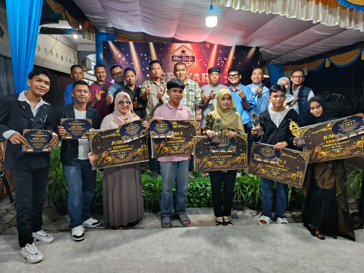 Wakil Bupati Karimun, Rocky Marciano Bawole didampingi Anggota DPRD Karimun, Muhammad Firdaus, foto bersama panitia dan para pemenang Lomba Karaoke Kedai Kopi Abu Dafi #16 | Foto: Ami