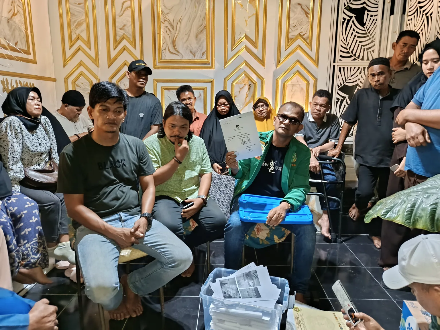 Ahmad Iskandar Tanjung bersama keluarga serta kuasa hukumnya, Jupri saat menggelar Konferensi Pers pada, Sabtu (20/12/2025) malam. | Foto: Ami