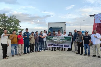 Bupati Karimun Iskandarsyah didampingi Wakil Bupati Rocky Marciano Bawole saat melepas keberangkatan truk pengangkut 4 ton beras dan 120 karung pakaian layak pakai dari Komunitas Anak Tapteng di Karimun, Minggu (21/12/2025) | Foto: Ami