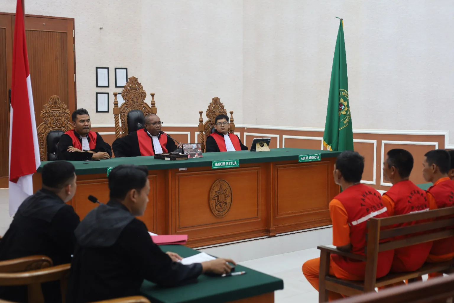 Kelima terdakwa WNA asal Myanmar mendengarkan pembacaan tuntutan dalam persidangan di Pengadilan Negeri Tanjungbalai Karimun, Senin (22/12/2025) | Foto: Ami