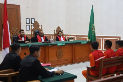 Kelima terdakwa WNA asal Myanmar mendengarkan pembacaan tuntutan dalam persidangan di Pengadilan Negeri Tanjungbalai Karimun, Senin (22/12/2025) | Foto: Ami