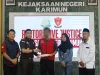 Kasi Pidum Kejari Karimun, Jumieko Andra, didampingi Jaksa Fasilitator menyerahkan Surat Ketetapan Penghentian Penuntutan (SKP2) kepada tersangka RS di Aula Kantor Kejari Karimun, Rabu (24/12/2025) | Foto: Ami/Humas Kejari Karimun