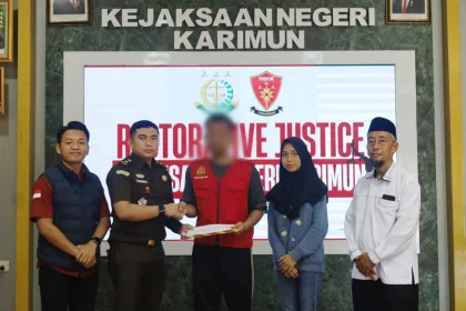 Kasi Pidum Kejari Karimun, Jumieko Andra, didampingi Jaksa Fasilitator menyerahkan Surat Ketetapan Penghentian Penuntutan (SKP2) kepada tersangka RS di Aula Kantor Kejari Karimun, Rabu (24/12/2025) | Foto: Ami/Humas Kejari Karimun