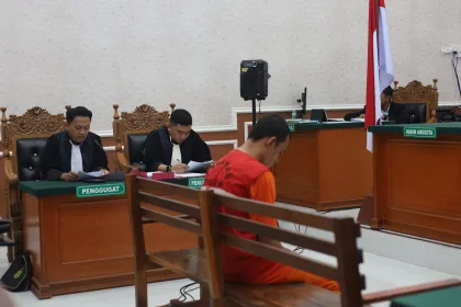 Jaksa Penuntut Umum Kejaksaan Negeri Karimun saat membacakan tuntutan hukuman mati terhadap terdakwa Doni alias Rajab dalam sidang perkara pembunuhan berencana anak di bawah umur di PN Tanjungbalai Karimun, Senin (22/12/2025) | Foto: Ami