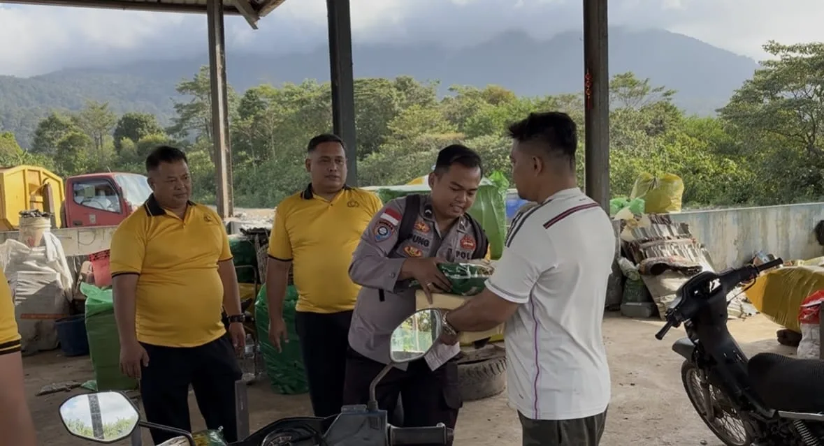 Jumat Berkah, Polres Natuna Salurkan Sembako untuk Petugas Kebersihan TPA