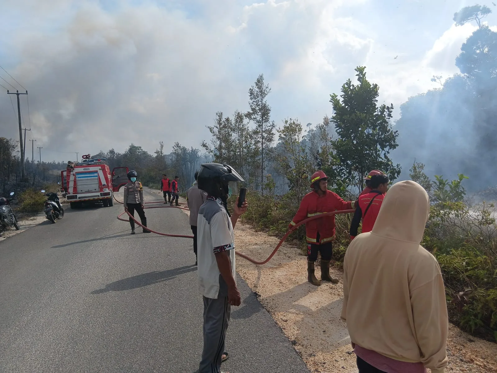 Sinergi Polres Natuna, Damkar, dan BPBD Padamkan Karhutla di Bunguran Batubi