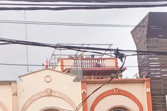 Salah satu sambungan kabel di seputaran wilayah Kolong, Karimun yang langsung mengambil arus listrik dari kabel milik PLN dan dialiri ke kontainer jualan pedagang, diduga tanpa prosedur resmi | Foto: Kutipan/Oktafianus