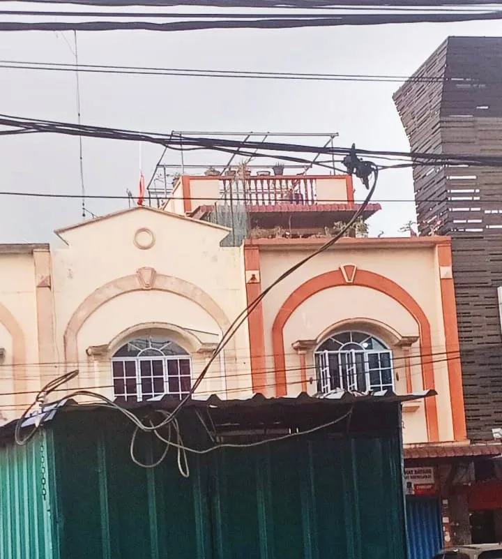 Salah satu sambungan kabel di seputaran wilayah Kolong, Karimun yang langsung mengambil arus listrik dari kabel milik PLN dan dialiri ke kontainer jualan pedagang, diduga tanpa prosedur resmi | Foto: Kutipan/Oktafianus