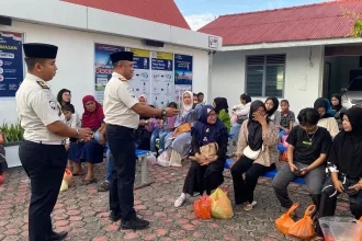 Kepala Rutan Kelas IIB Tanjungbalai Karimun, Yoga Hadhi Wijaya, memantau langsung jalannya kegiatan Buka Puasa Bersama antara warga binaan dan keluarga, Kamis (26/02/2026) | Foto: KUTIPAN/Humas Rutan Karimun