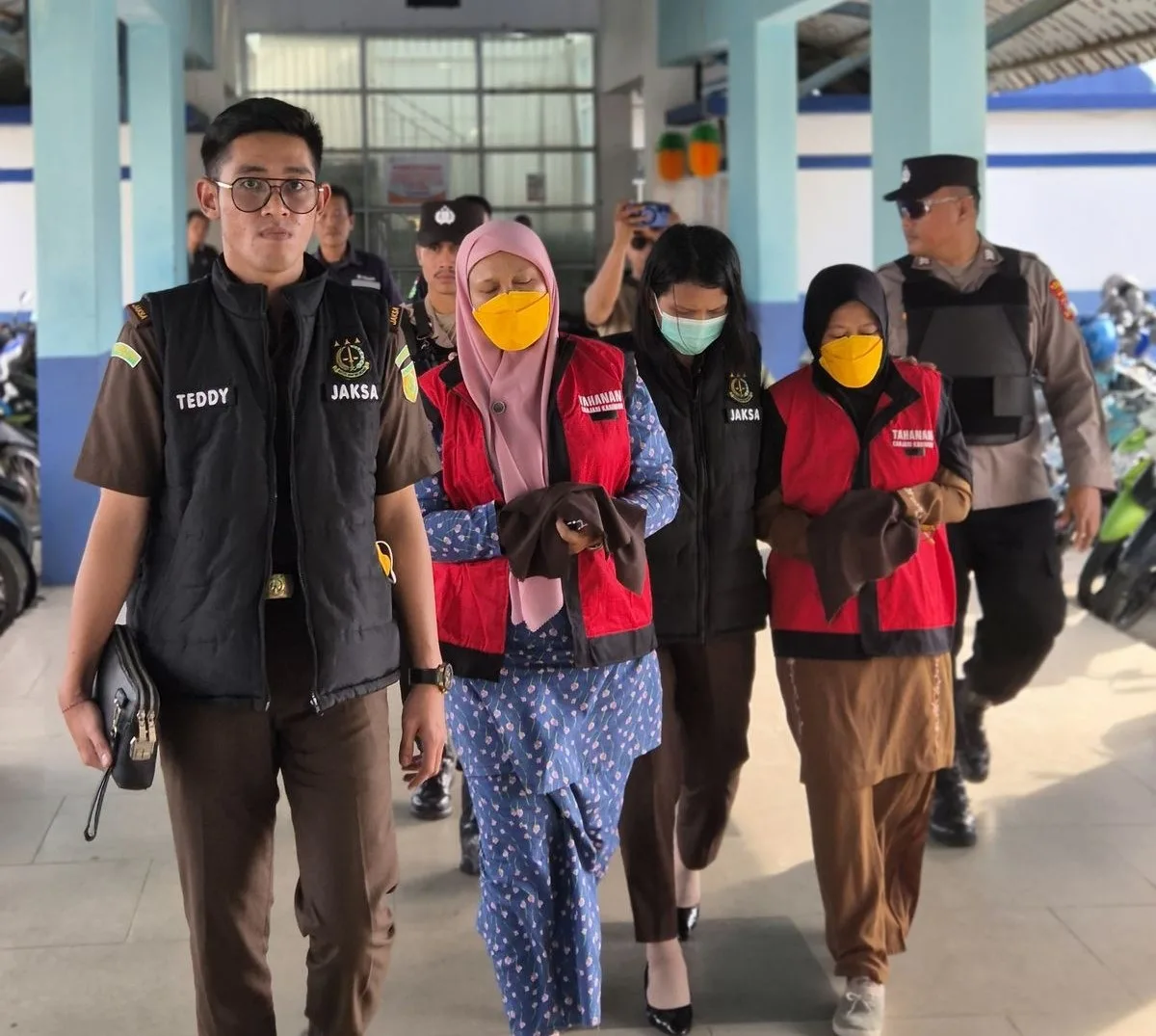 Kedua tersangka S Bendahara Dana BOS dan M Bendahara SPP digiring menuju Rutan Kelas IIB Tanjungbalai Karimun untuk dilakukan penahanan selama 20 hari ke depan, guna pemeriksaan lebih lanjut | Foto: KUTIPAN/Humas Kejari Karimun