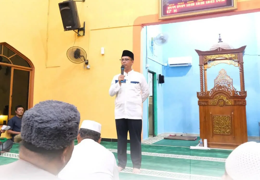 Bupati Karimun, Ing Iskandarsyah memberikan sambutan saat Safari Ramadhan di Masjid Amiril Mukminin Kecamatan Belat pada, Kamis (26/02/2026) kemarin | Foto: KUTIPAN/Prokopim Karimun