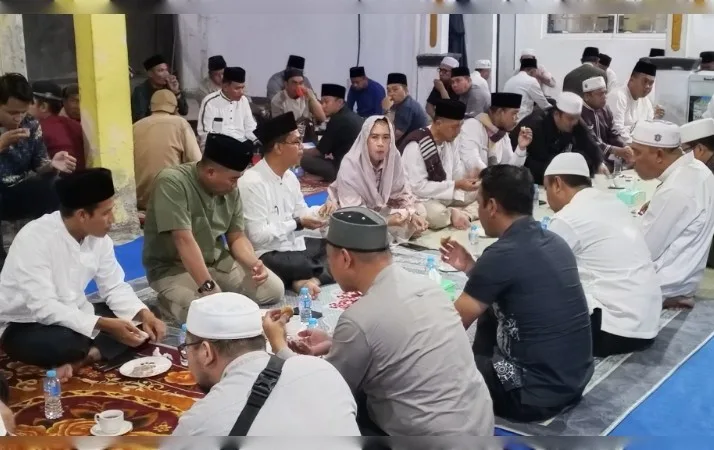 Suasana hangat buka puasa bersama jajaran Forkopimda Kabupaten Karimun dengan warga Kelurahan Teluk Air di Masjid Nurul Jannah, Rabu (4/3/2026) | Foto: Ami