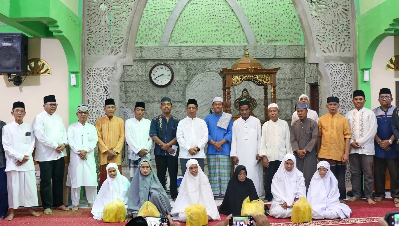 Bupati Karimun, Iskandarsyah foto bersama pengurus dan jamaah masjid, saat safari ramadhan di Masjid Al Umara, Kecamatan Meral Barat | Foto: Ami