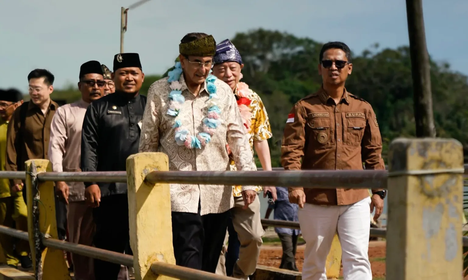 Bupati Karimun, Iskandarsyah bersama delegasi investor Orien Energy asal Tiongkok saat meninjau lokasi rencana pembangunan Pembangkit Listrik Tenaga Surya (PLTS) di Kecamatan Belat | Foto: KUTIPAN/Kominfo Karimun