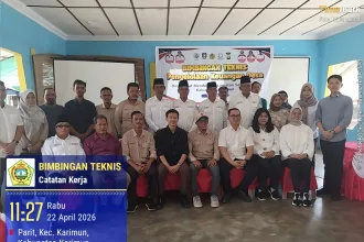 Kepala Desa Selat Mendaun, Rusli, bersama seluruh perangkat desa berfoto bersama jajaran Kejaksaan Negeri Karimun usai kegiatan | Foto: KUTIPAN/Pemdes Selat Mendaun