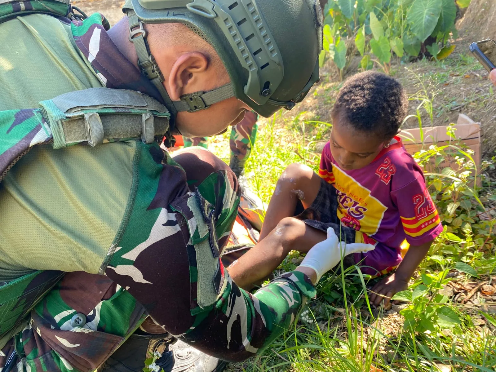 Sentuhan Kemanusiaan di Puncak Jaya: Satgas Yonif 136 Gelar Pengobatan Keliling