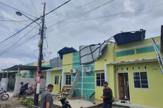Kondisi salah satu rumah di Komplek Perumahan Gladiola, Kelurahan Tebing, yang mengalami kerusakan berat pada bagian atap setelah diterjang angin puting beliung, Selasa (14/4/2026) | Foto: Ami