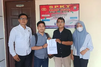 Pelapor Ami Bagan (tengah kiri) dan Terlapor Tengku Wahyu (tengah kanan), didampingi Kanit Reskrim Polsek Tebing Ipda Om Kenedi (ujung kiri) dan keluarga Wahyu (ujung kanan) usai mediasi | Foto: Ami